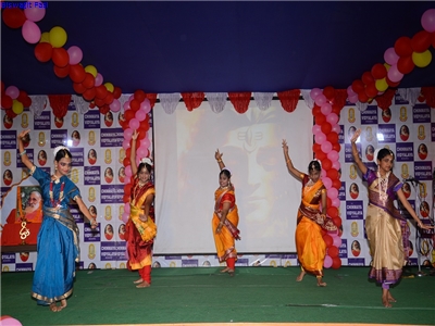 DANCE PERFORMANCE BY STUDENTS ON GARND PARENTS DAY.JPG